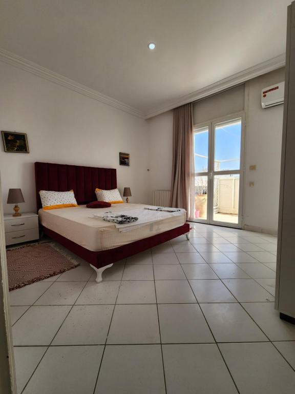 Duplex bien equipe securise avec jardin et veranda