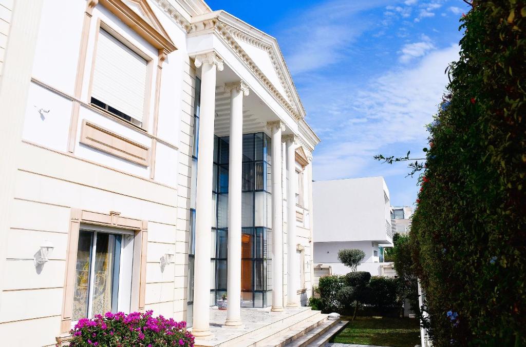 L'Orchidée - Villa de luxe avec piscine chauffée, ascenseur privatif et vue sur le lac de Tunis L'Orchidée - Villa de luxe avec piscine chauffée, ascenseur privatif et vue sur le lac de Tunis