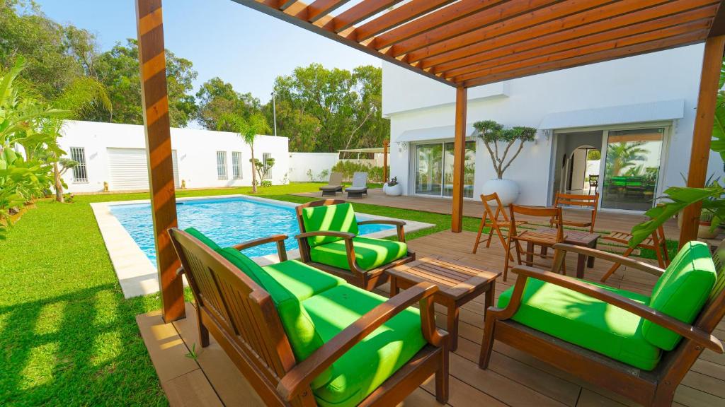 La Marina: secure seaside with pool La Marina: secure seaside with pool