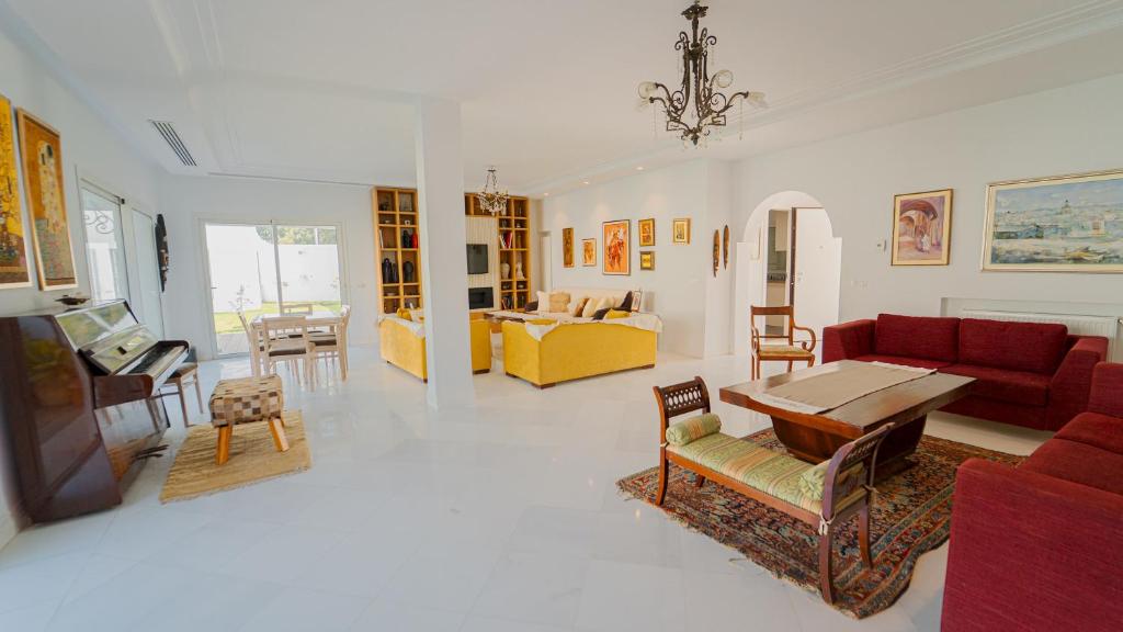 La Marina: secure seaside with pool La Marina: secure seaside with pool
